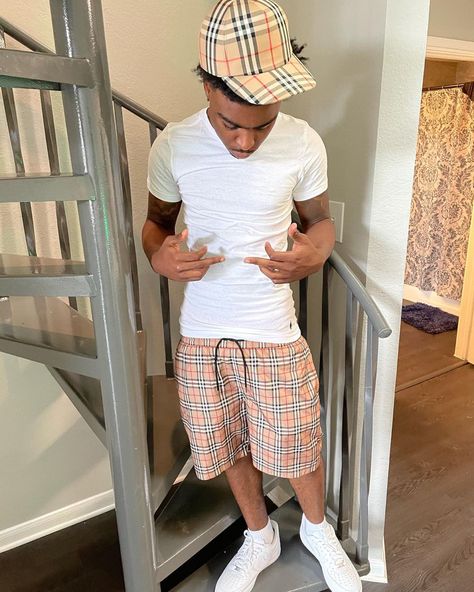 Temu Outfits Men, Burberry Shorts Outfit Men, Burberry Shorts Outfit, Burberry Aesthetic Outfit, Burberry Summer, Summer Drip, Looks Hip Hop, Burberry Shorts, Drippy Outfit