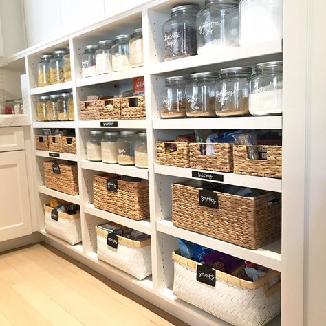 Remember this beautiful pantry we organized? It was featured in a recent Houzz article, along with another #neatSLC space! Thanks for the… Hamptons Pantry, Storage Kitchen Ideas, Pantry Bins, Diy Pantry Organization, Beautiful Pantry, Modern Pantry, Neat Method, Pantry Room, Organized Pantry