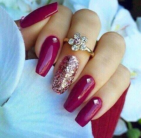 Deep red/magenta with gold detail Magenta Nails, Pink Nail Colors, Her Nails, Latest Nail Art, Nail Designs Glitter, Prom Nails, Nailed It, Fancy Nails, Gel Nail Art