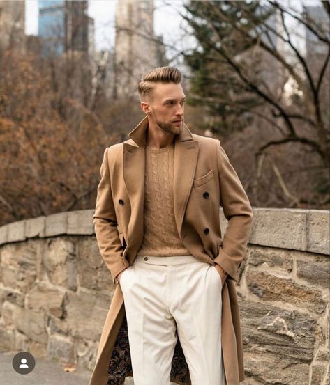 Tan Coat Outfit, Tan Pants Outfit, Beige Pants Outfit, Mens Fall Outfits, Italian Mens Fashion, Tan Outfit, Sweater Outfits Men, White Pants Outfit, Pants Outfit Men