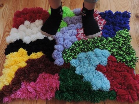 Make A Pompom, Bohemian Rugs Bedroom, Pompom Rug, Diy Pom Pom Rug, Fluffy Rugs, Leftover Yarn, Pom Pom Rug, Girls Playroom, Diy Pom Pom