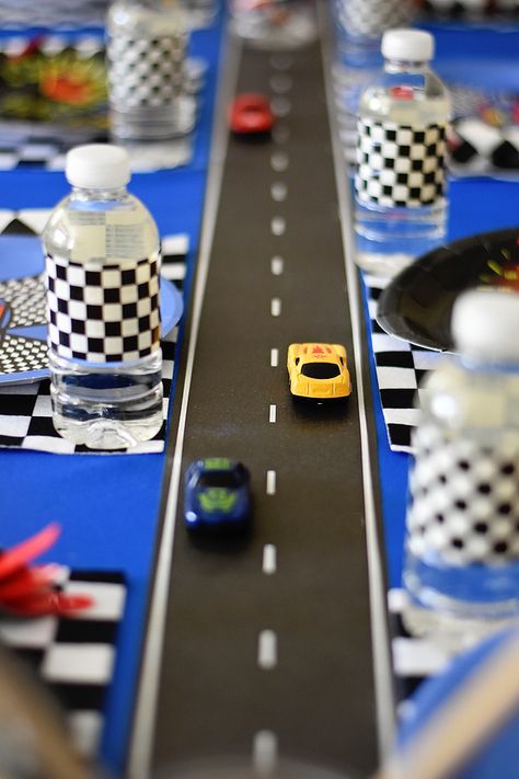 kids dining table tablescapes - Maverick's Race Car Birthday Party by Entertaining with Emily Compleanno A Tema Hot Wheels, Auto Party, 4de Verjaardag, Hotwheels Birthday Party, Festa Hot Wheels, Car Birthday Party, Race Car Themes, Transportation Birthday, Hot Wheels Birthday