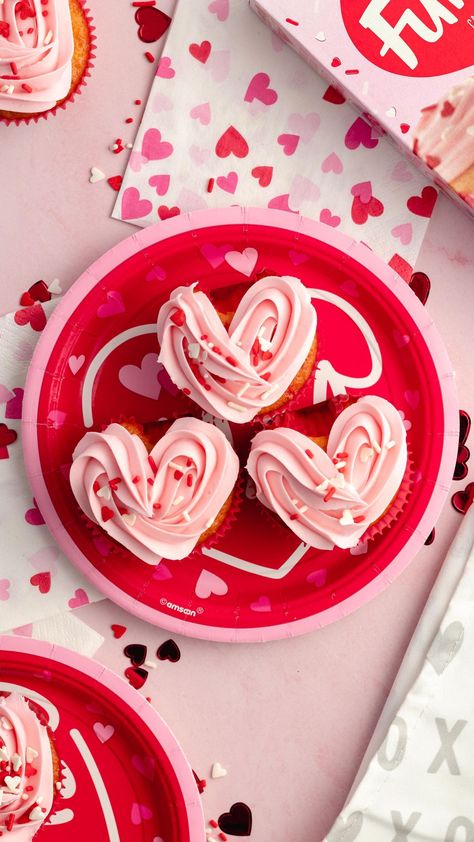 Heart Shaped Cupcakes, Cupcakes San Valentin, Shaped Cupcakes, Wilton 1m, Mini Bundt, Heart Cupcakes, Heart Shaped Valentines, Valentine Day Cupcakes, Holiday Cupcakes