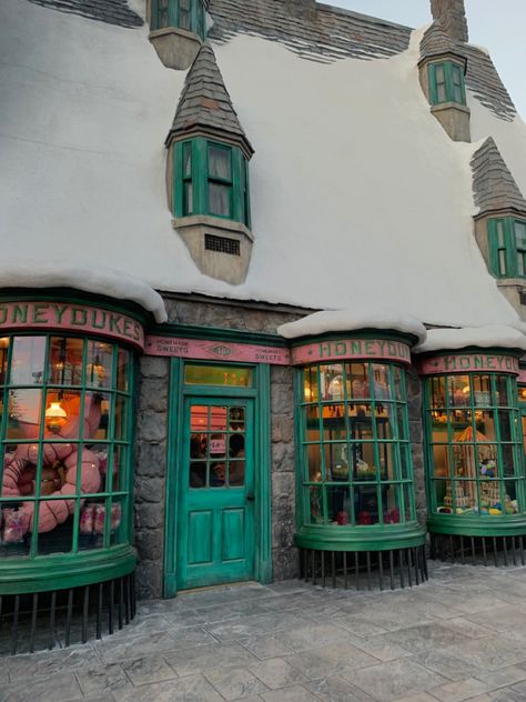 Honey Dukes Aesthetic, Diy Honeydukes Shop, Honeydukes Trunk Or Treat, Honeydukes Aesthetic, Wizard Office, Hogsmeade Shops, Shift Aesthetic, Hogsmeade Aesthetic, Harry Potter Themed House