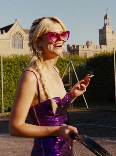 Heart-Shaped Pink Tinted Sunglasses of Alison Oliver as Venetia Catton in Saltburn (2023) Alison Oliver, Anna Victoria, Hollaback Girl, Glitzy Glam, Manic Pixie Dream Girl, Bday Party Theme, Movies Outfit, Halloween Inspo, Movie Fashion