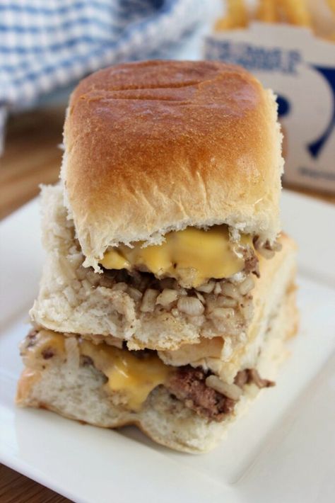 Harold And Kumar, White Castle Burgers, White Castle Sliders, Frugal Mom, White Castle, Copycat Restaurant Recipes, Slider Recipes, Cat Recipes, Wrap Sandwiches