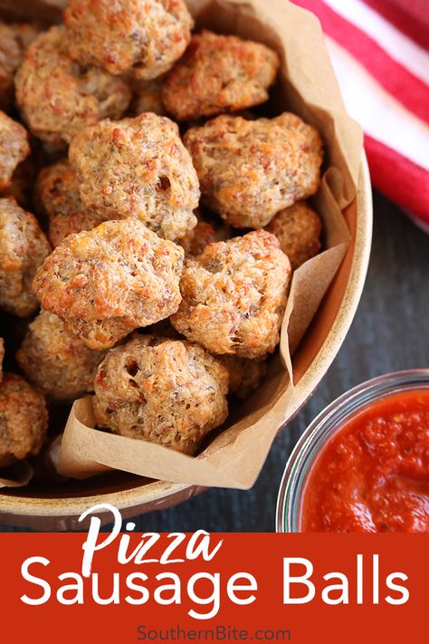 These Pizza Sausage Balls are a fun twist on the classic sausage ball that adds in tons of pizza flavor!  Dip them in warm pizza sauce for even more flavor! via @southernbite Pizza Sausage, Sausage Ball, Low Carb Marinara, Keto Pizza, Sausage Balls, Pizza Flavors, Resep Diet, Pizza Bites, Low Carb Lunch