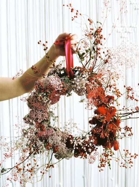 Unconventional Wreaths, Dried Flower Christmas, Flower Christmas Wreath, Wreath Dried Flowers, Dried Floral Wreath, Flower Magazine, Christmas Advent Wreath, Dried Wreath, Christmas Bouquet