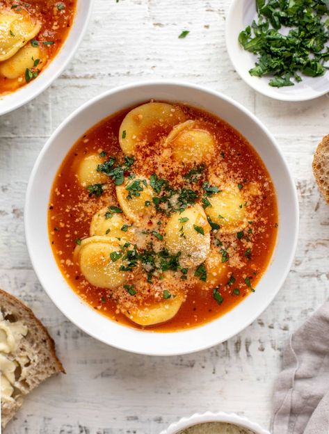 The most comforting ravioli soup is here to hug you today! This super simple ravioli soup is so easy! A brothy tomato base with loads of flavor, filled with your choice of ravioli. It's so good! Cheese Ravioli Soup, Beef Ravioli, Easy Ravioli, Ravioli Soup, Winter Soup Recipes, Soup Quick, Ravioli Filling, Spinach Ravioli, Winter Soup Recipe