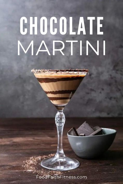 This Chocolate Martini Recipe is the ultimate chocolate dessert—sweet enough for kids but made for adults. Chocolate Martini Recipe Easy, Martini Chocolate, Martini Recipes Easy, Sweet Martini, Cocktail Corner, Chocolate Martini Recipe, Ice Cube Chocolate, Holiday Martinis, Christmas Party Drinks