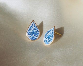 GlassGrden - Etsy UK China Earrings, Earrings Classic, Hand Painted Earrings, Floral Studs, Painted Earrings, Bridal Gift, Bridal Gifts, Mode Inspiration, Pretty Jewellery