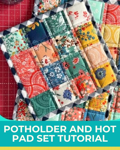 This pot holder and hot pad set are made with mini charm packs! Learn how to make them with this easy and beginner-friendly tutorial. Pot Holder Quilted Tutorials, Mini Charm Pack Projects, Pot Holders Diy, Quilt Hacks, Hot Pads Diy, Fabric Pot Holders, Quilted Hot Pads, Quilted Potholder Pattern, Hot Pads Tutorial