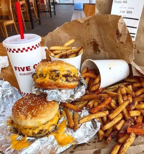 Five Guys Burger Recipe, Five Guys Burger, Five Guys Burgers, American Fast Food, Soul Food Dinner, Food Babe, Food Therapy, Delicacy Food, Burger Recipe