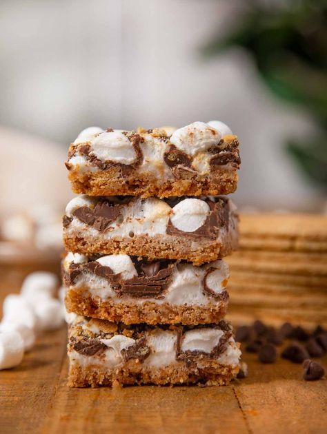 S'mores Bars are an easy, decadent 5 ingredient dessert layered with marshmallows, milk chocolate, and graham cracker crust, no campfire required! Smores Bar Recipe, Cereal Bars Recipes, 5 Ingredient Desserts, Easy Smores, Easy Dessert Bars, Smores Bar, Smores Dessert, Peppermint Marshmallows, Marshmallow Treats