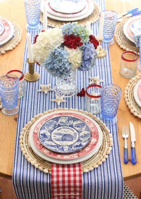 Tablescapes Party, Patriotic Tablescapes, Tablescapes Summer, Blue Table Settings, Summer Tablescapes, Small Gathering, Tafel Decor, Fourth Of July Food, Fourth Of July Decor