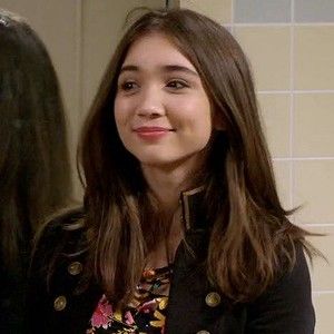 Riley Girl Meets World, Riley Matthews Outfits, Women Faceclaims, Maiara Walsh, Ariana Grande Victorious, Riley Matthews, Girly Movies, Rowan Blanchard, Disney Face Characters