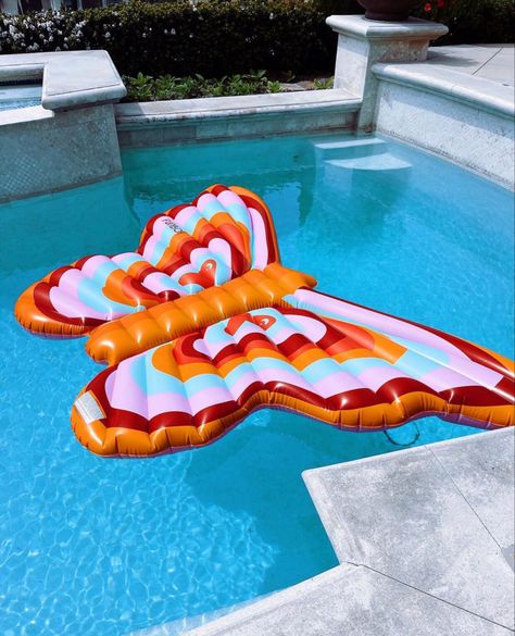 Best Pool Floats, Cute Pool Floats, Summer Pool Floats, Preppy Pics, Garden Exterior, Cool Pool Floats, Swimming Pool Garden, Pool Floaties, Exterior Inspiration