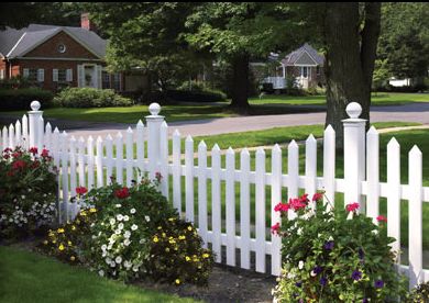 Gates Ideas, Vinyl Picket Fence, Healthy Design, Fence Planters, White Fence, Small Front Yard, Garden Privacy, Front Yard Design, Backyard Privacy