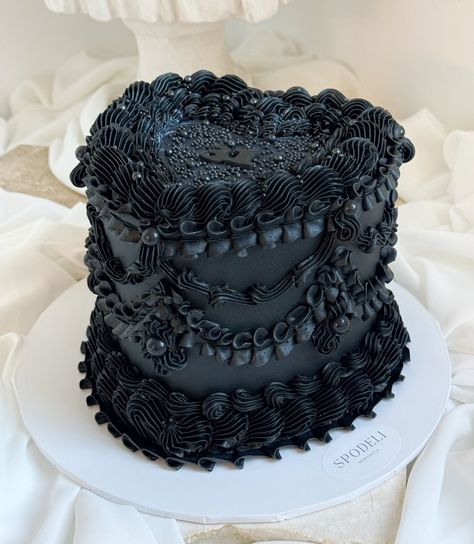 Monochrome Cake Design, Black Heart Wedding Cake, Simple Goth Wedding Cake, Gothic Birthday Ideas, Black Lace Cake, Gothic Wedding Cake Ideas, Black Gothic Cake, Dark Cake Aesthetic, Gothic Bakery