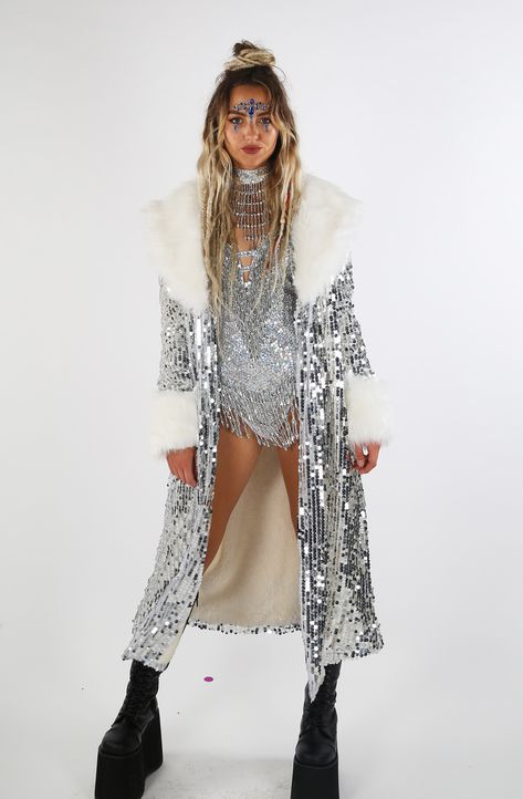 Cold Rave Outfits, Estilo Burning Man, Festival Dresses, Uk Festivals, Festival Outfit Ideas, Festival Coats, Rave Outfits Festivals, White Party Outfit, Festival Outfit Inspiration