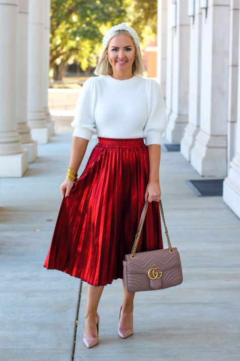 Holiday Style: Red Metallic Midi Skirt - Sassy Southern Blonde Christmas Outfit Red And White, Red Pleated Skirt Outfit Winter, Christmas Choir Outfits, Christmas Summer Outfit, Red Pleated Skirt Outfit, Red Midi Skirt Outfit, Midi Skirt Outfits, Outfit Navidad, Metallic Outfit