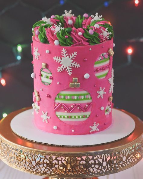 Pink Christmas Cake, Dolly Christmas, Professional Cakes, Gourmet Christmas, Cakes Decorated, Thematic Cake, Christmas Themed Cake, Buttercream Cake Designs, Pattern Cake