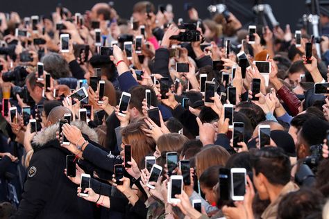 Modern Life: The Ubiquity of Smartphones - People use their smartphones to take photos of the L'Oreal fashion show on Champs Elysees Avenue during Paris Fashion Week (Charles Platiau /Reuters/Atlantic) Smartphone Art, Cell Phone Radiation, Smartphone Hacks, Marketing Presentation, Restaurant Marketing, Online Organization, Smartphone Photography, World Economic Forum, Jeddah