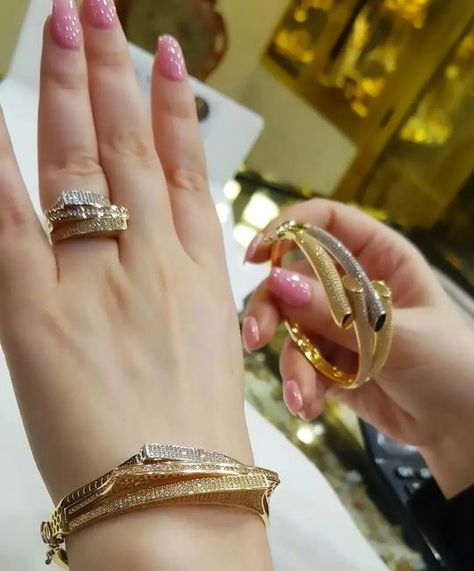 Unique Gold Jewelry Designs, New Gold Jewellery Designs, Jewelry Photography Styling, Modern Gold Jewelry, Fancy Jewellery Designs, Gold Aesthetic, Wedding Jewellery Collection, Gold Rings Fashion, Gold Bracelet For Women