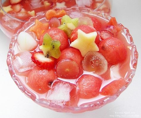 Subak Hwache (Korean watermelon punch) Watermelon Balls, Juice Ideas, Watermelon Punch, Summer Juice, Korea Photo, Punch Recipe, K Food, Korean Dishes, Watermelon Juice