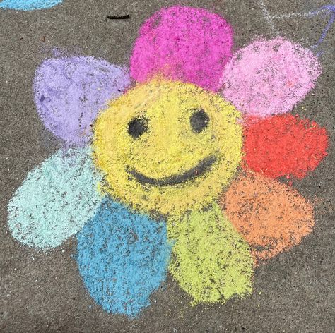 Easy Chalk Drawings Step By Step, Easy Things To Draw With Chalk, Easy Chalk Art, Driveway Art, Easy Chalk Drawings, Street Chalk Art, Chalk Activities, Fun Chalk Art, Diy Hello Kitty