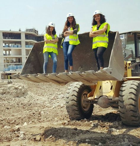 Construction Management Women, Engineer Photography, Engineer Outfit, Engineer Clothes, Construction Outfit, Office Jobs, Ing Civil, Indian Freedom Fighters, Structural Engineer