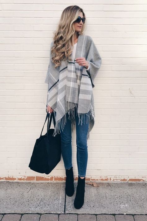 holiday travel outfits - gray plaid wrap and denim leggings on pinterestingplans Outfits With Air Force Ones, Outfits With Jordan 1s Fashion Styles, Poncho Outfit, Outfit Designer, Classy Fall Outfits, Blanket Scarves, Cozy Fall Outfits, Plaid Poncho, Legging Outfits