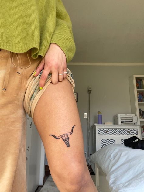 Longhorn Tattoo Above Knee, Bullhorn Tattoo Women, Longhorn Tattoo Thigh, Cow Horns Tattoo, Upper Hamstring Tattoo, Longhorn Back Tattoo, Bull Tattoo Women, Western Bull Skull Tattoo, Longhorn Bull Tattoo