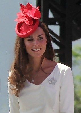 What Is The Correct Side To Wear A Fascinator? | La Riviere Derby Hairstyles With Fascinator, Kentucky Derby Hairstyles, Derby Hairstyles, Kate Middleton Pregnant, Red Hat Ladies, Dressy Hats, Fascinator Hairstyles, Style Guru, Long Evening Gowns