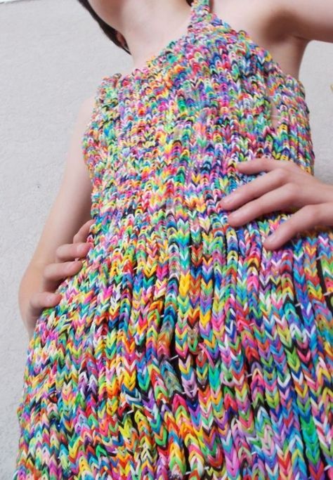 Behold: The $290,653 Dress We Found on EBay. You'll Never Believe What It's Made Of  Loom Bands! Rainbow Loom Dress, Loom Band Dress, Loom Bands Designs, Diy Elastic, Loom Band Bracelets, Rubber Band Crafts, Rainbow Loom Creations, Rainbow Loom Designs, Rainbow Loom Bands