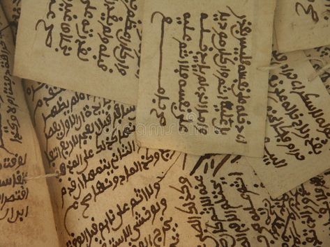 Ancient Writing Aesthetic, Arabic Handwriting, Aesthetic Writing, Write Arabic, Ancient Writing, Library Of Alexandria, Digital Design Trends, Ancient Languages, Post Its