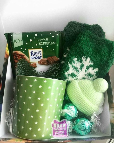 Diy Gift Baskets, Easy Christmas Gifts, Cadeau Diy, Diy Gift Box, Christmas Gift Baskets, Green Gifts, Christmas Gift Box, Christmas Mood, Simple Gifts