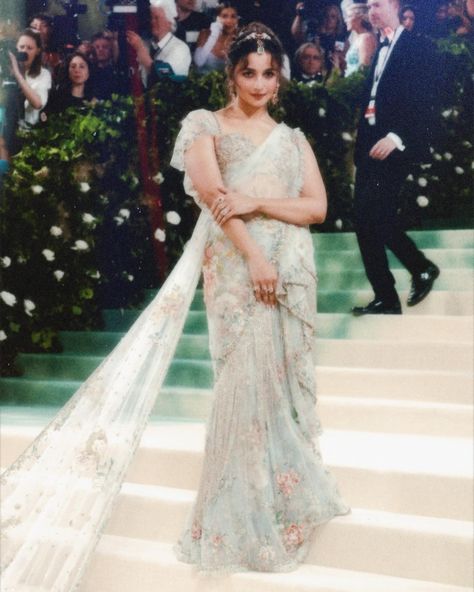 — 𝓐𝓛𝓘𝓐 𝓑𝓗𝓐𝓣𝓣 𝓐𝓣 𝓣𝓗𝓔 2024 𝓜𝓔𝓣 ���𝓖𝓐𝓛𝓐 🪷🕌🦚🪕🌸 | alia bhatt wearing sabyasachi saree at the met gala. this is such a beautiful look too!₊˚ʚ 🌱 ₊˚✧ ﾟ。 🏷️ | #aliabhatt #sabyasachisaree #metgala #sleepingbeautiesreawakeningfashion #thegardenoftime #indian #brownbeauty #representation #hindifilms Alia Bhatt Met Gala, Alia Bhatt Saree, Sabyasachi Saree, Sabyasachi Sarees, The Met Gala, Alia Bhatt, Blogger, Saree, How To Wear