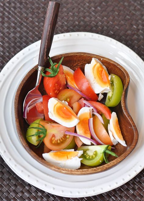 Classic Filipino Salad by trissalicious #Salad #Filipino #trissalicious Filipino Salad, Egg And Tomato, Resep Salad, Fresh Fruit Recipes, Filipino Dishes, Salted Egg, Healthy Salad, Tomato Salad, Egg Salad