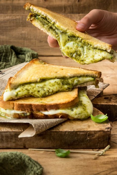 Croque Monsieur Photography, Croque Monsieur Healthy, Pesto Mozzarella, Brunch Inspiration, Mozzarella Recipes, Confort Food, Batch Cooking, Cooking Inspiration, Interesting Food Recipes