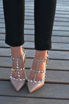 #HEELS Hak Tinggi, Valentino Heels, Pointed Heels, Valentino Rockstud, Valentino Shoes, Crazy Shoes, Shoe Obsession, Shoe Lover, Valentino Studs