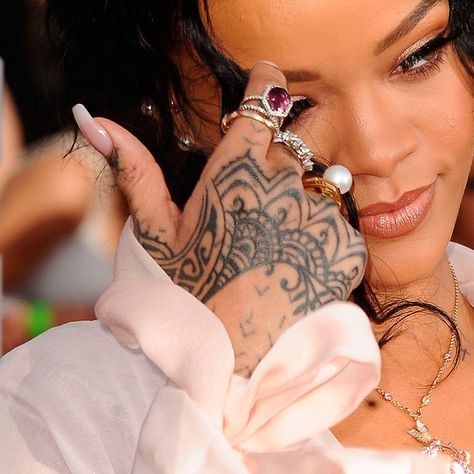 Tattoo tips for dark skin tones- CosmopolitanUK Rihanna 2014, Brown Tattoo Ink, Rihanna Images, Rihanna Tattoo, Tattoo Ink Colors, Dark Skin Tattoo, Purple Tattoos, Tattoo Tips, Type Tattoo