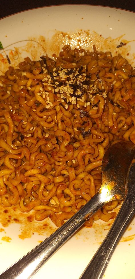 Sayang atau Samyang ? 🤔 Samyang Food, Samyang Buldak, Eating Food Funny, Food Drink Photography, Image Background, Snap Food, Instagram Food, Food Snapchat, Favorite Snack