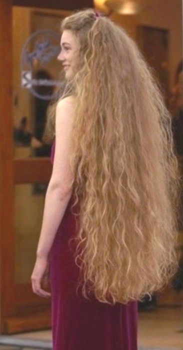 In all reality, my natural hair would look like this if it got that long... A wee bit fuzzy & not so tamed as I'd wish for. Fuzzy Hair Styles, Big Wave Hair, Long Hair Models, Extremely Long Hair, Styles Hairstyles, Long Hair Pictures, Hair Model, Super Long Hair, Wave Hair