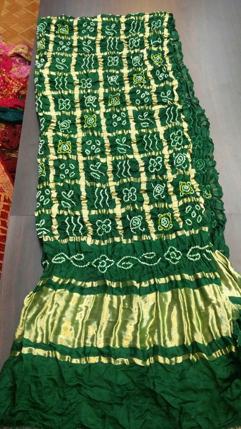 Badhni Design Saree, Green Bandhani Dupatta, Bandhani Saree Blouse Design, Green Bandhani Saree, Gaji Silk Bandhani Saree, Gaji Silk Saree, Choli Blouse Design, Designer Tassels, Gota Patti Saree