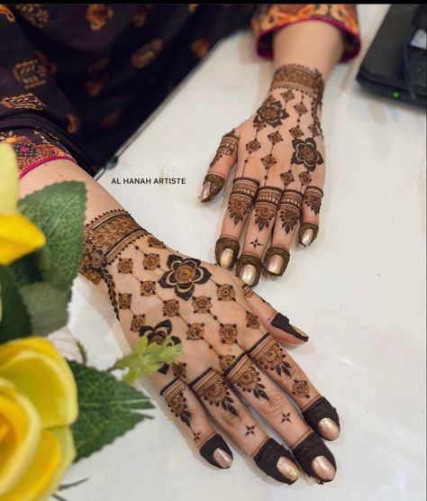 Bridesmaid Henna Design, Palm Mehendi, Mehendi Bride, Bride Henna, Party Henna, Beautiful Mehndi Designs, Mehndi Mehndi, Dusky Skin, Stylish Ponytail