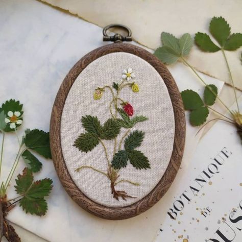 Cottagecore Embroidery, Embroidery Floss Crafts, Baby Diy Projects, Basic Hand Embroidery Stitches, Embroidery Hoop Crafts, Hand Embroidery Tutorial, Hand Embroidery Stitches, Fabric Book, Embroidery Needles