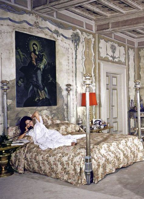 Villa Sara, Rome, 1964. Sofia Loren... Old Hollywood Bedroom, Hollywood Bedroom, Old Hollywood Homes, Vintage Mansion, Hollywood Mansion, Sofia Loren, Hollywood Homes, Rich Home, Live In Style