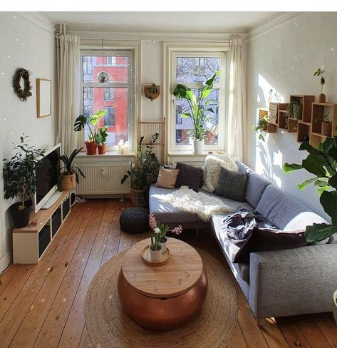 German Apartment, Boho Apartments, Apartment Style, Floral Rug, Room Inspiration, Kilim Rugs, Living Rooms, Dream House, Apartment