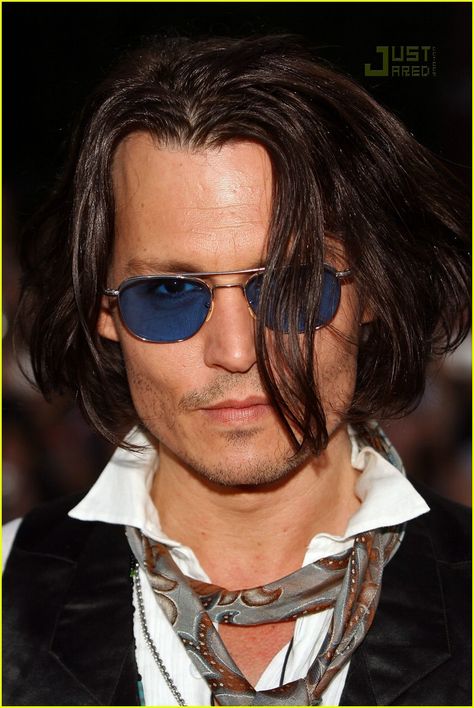 Johnny Depp - Just oozes cool... Hollywood Vampires, Johnny Depp Pictures, Johnny D, High Cheekbones, Movie Images, Tommy Lee, Interesting People, George Clooney, Pirates Of The Caribbean